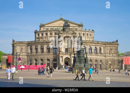 DRESDEN, Deutschland - 29. APRIL 2018: In der antiken Gebäude der Semperoper an einem sonnigen Tag Stockfoto