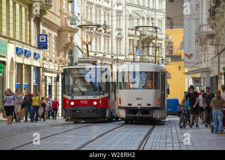 Brünn, TSCHECHISCHE REPUBLIK - 24 April 2018: Zwei Straßenbahnen auf einer Straße der Stadt an einem sonnigen Tag Stockfoto