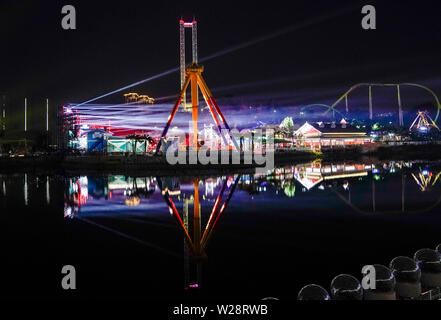 Chongqing, China. 6. Juli, 2019. Foto am 6. Juli 2019 zeigt die Nacht ein Vergnügungspark in Chongqing getroffen, im Südwesten von China. Credit: Liu Chan/Xinhua/Alamy leben Nachrichten Stockfoto