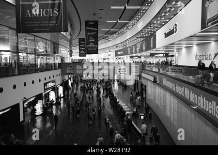 Wien, Österreich: Mai/20/2019 - Vienna International Airport (1938 gebaut und der größte Flughafen in Österreich). Die Menschen warten auf die Ankunft zu Kom Stockfoto