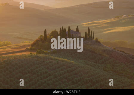 Toskana, Italien - 21 September, 2017: September Sonnenaufgang in der Villa Podere Belvedere. Val d'Orcia Stockfoto