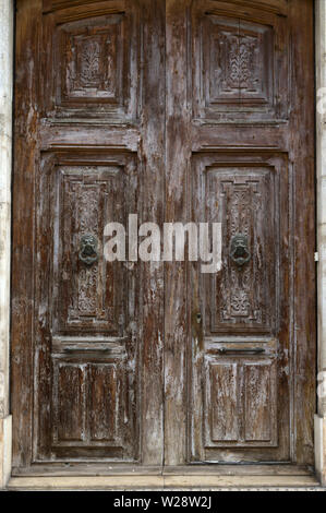 Holztüren mit Leon Türgriffe für Hintergründe und Texturen verschlechtert. Stockfoto