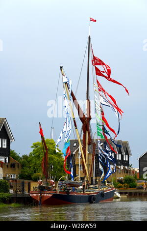 Die Teilnahme an der Faversham nautische Festival Thames Sailing Barge Repertor auf Faversham Creek günstig stolz ihren Sieg Fähnchen. Stockfoto