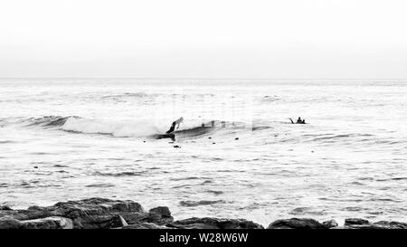 Surfen Gefahr Riff in der Kapstadt False Bay Vorort von St. James im Süden Afrikas Atlantikküste Stockfoto