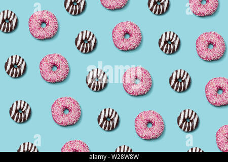 Dekorative donuts Nahtlose patterm auf blauem Hintergrund Stockfoto