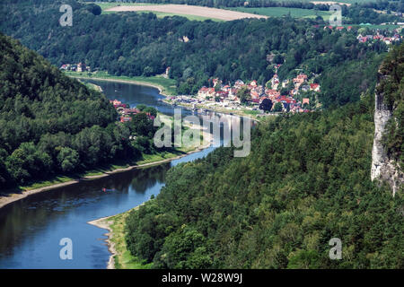 Elbe fließt durch das Tal des Nationalparks Sächsische Schweiz, Stadt Wehlen Deutschland Landschaft Europa Stockfoto