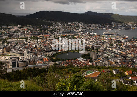 Ein Blick auf den Hafen und die Stadt Bergen, Norwegen, aus dem Berg Besucher Zentrum am Berg Fløyen. Stockfoto