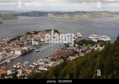 Ein Blick auf den Hafen und die Stadt Bergen, Norwegen, aus dem Berg Besucher Zentrum am Berg Fløyen. Stockfoto