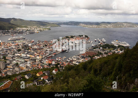 Ein Blick auf den Hafen und die Stadt Bergen, Norwegen, aus dem Berg Besucher Zentrum am Berg Fløyen. Stockfoto