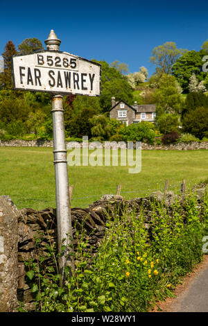 UK, Cumbria, Hawkshead, Far Sawrey, altes Dorf sign on B 5285 Road, Bowness Fähre Stockfoto