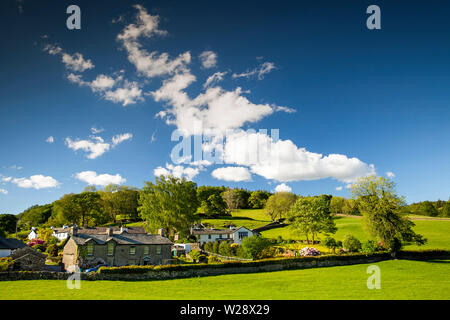 UK, Cumbria, Hawkshead, Near Sawrey, Häuser neben Steinen Lane und Bank Holz Stockfoto