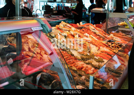 Frische Meeresfrüchte zum Verkauf auf dem Fischmarkt in Bergen, Norwegen. Stockfoto