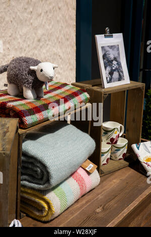 UK, Cumbria, Hawkshead, Flagge Straße, Souvenir Handwerk, gewebten Wolldecken, Spielzeug, Keramik Becher, für den Verkauf außerhalb des National Trust shop Stockfoto