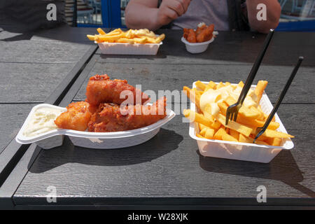 Kibbelings frittierter Fisch mit Pommes und Sauce Tartar ein Gericht in Breskens, Niederlande Stockfoto