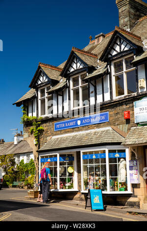 UK, Cumbria, Hawkshead, den Platz, die Kunden außerhalb der Beatrix Potter, Peter Hase und seinen Freunden Merchandise Shop Stockfoto