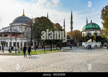 Blick auf Istanbul Old Hippodrom (Sultanahmet Platz) mit der Deutschen Brunnen auf der rechten Seite und die Minarette der Blauen Moschee im Hintergrund Stockfoto