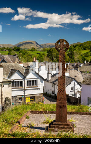 UK, Cumbria, Hawkshead, erhöhten Blick auf Dorf von Celtic Cross WW2 War Memorial in St. Michaels Kirchengemeinde Kirchhof Stockfoto