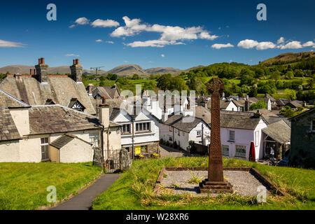 UK, Cumbria, Hawkshead, erhöhten Blick auf Dorf von Celtic Cross WW2 War Memorial in St. Michaels Kirchengemeinde Kirchhof Stockfoto