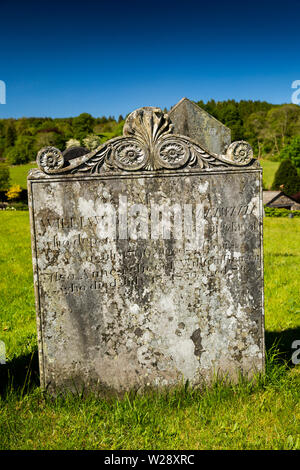 UK, Cumbria, Hawkshead, St Michael und alle Engel Pfarrei Friedhof, alte 1796 William Benson von skelwith Schiefer Grabstein Stockfoto