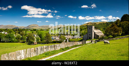 UK, Cumbria, Hawkshead, Stein Flagge Zaun auf dem Weg zum St Michael und alle Engel Pfarrkirche, Panoramablick Stockfoto