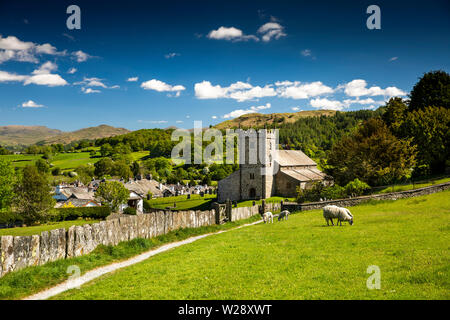 UK, Cumbria, Hawkshead, Stein Flagge Zaun auf dem Weg zum St Michael und alle Engel Pfarrkirche Stockfoto