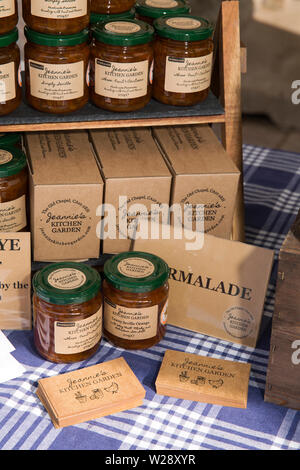 UK, Cumbria, Sedbergh, Main Street, Markt die monatlichen artizan, Jeannies Küche Garten lokal hergestellte Marmeladen und Konfitüren am Straßenrand Garküche angezeigt Stockfoto