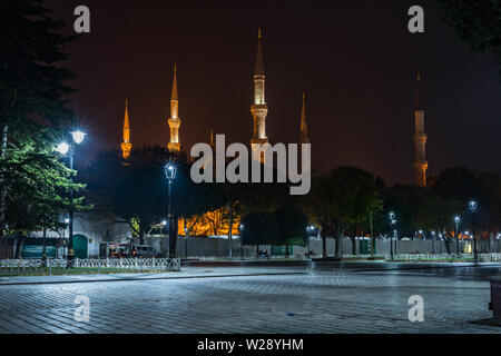 Sechs Minarette der Blauen Moschee (Sultanahmet Moschee) In der Nacht vom alten Hippodrom, Istanbul, Türkei gesehen Stockfoto