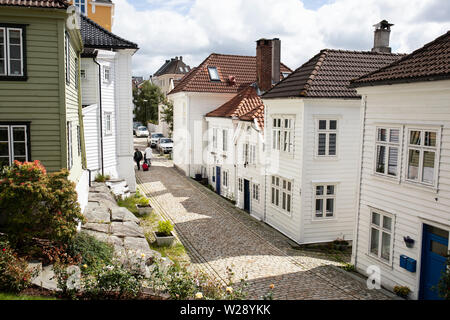Eine Straße mit traditioneller norwegischer Architektur in der Nachbarschaft von Nordnes in Bergen, Norwegen.