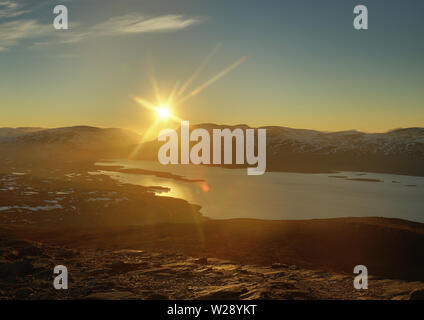 HDR von Midnight Sun von der Spitze des Nuolja in Nordschweden gesehen. Stockfoto