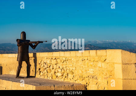 Alicante, Spanien: Metall Skulptur eines Krieger in die Burg Santa Barbara Stockfoto