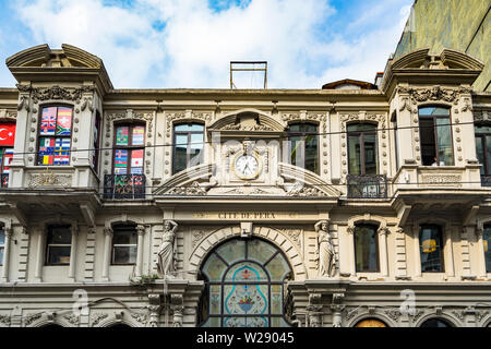 Fassade des Cicek Pasaji (Cite de Pera), einem berühmten historischen Passage auf der Istiklal Caddesi im 19. Jahrhundert gebaut. Istanbul, Türkei, Oktober 2018 Stockfoto