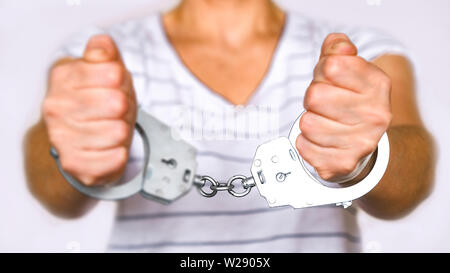 Inhaftierte Frau auf der Polizeiwache. Handschellen an den Handgelenken der Häftling Stockfoto