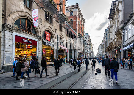 Die Istiklal Avenue ist eine elegante Fußgängerzone in Istanbul Beyoglu, Häuser, Geschäfte, Restaurants, Cafés, Boutiquen und Kunstgalerien. Stockfoto
