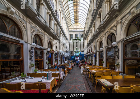 Reihe von Restaurants mit Blick auf den Eingang von Cicek Pasaji (Cite de Pera), einem berühmten historischen Passage auf der Istiklal Caddesi. Istanbul, Türkei, Oktober 208 Stockfoto