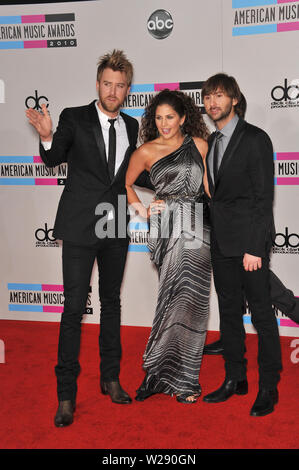 LOS ANGELES, Ca. November 21, 2010: Lady Antebellum - Charles Kelley, Hillary Scott & Dave Haywood - bei den American Music Awards 2010 im Nokia Theatre L.A. Leben in der Innenstadt von Los Angeles. © 2010 Paul Smith/Featureflash Stockfoto