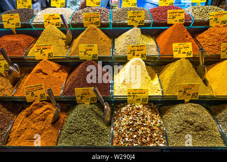 Bunter Haufen von Gewürzen im Verkauf bei Istanbul Spice Bazaar (Ägyptischer Basar), Türkei, Stockfoto