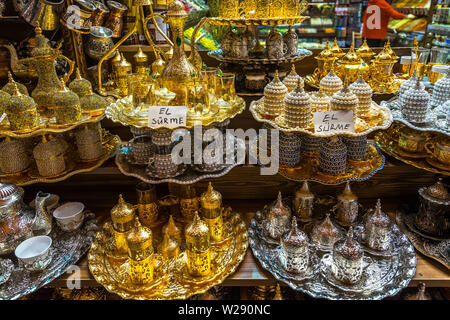 Typische Tee- Sets mit Teekannen und Tee Gläser zum Verkauf zum Verkauf an in Istanbul, Spice Bazaar (Ägyptischer Basar), Türkei, Stockfoto