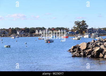 Am Morgen auf dem ruhigen Wasser, mehrere kleine Boote Schwimmer in die kleine Bucht von Roggen Habor, Roggen, New Hampshire, USA. Stockfoto