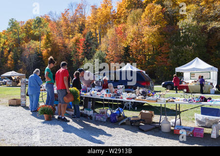 An einem schönen Tag im Herbst, ein Verkäufer interagiert mit Kunden über seine Waren von Antiquitäten bei Wilmington Antiquitäten- und Flohmarkt, Vermont, USA. Stockfoto