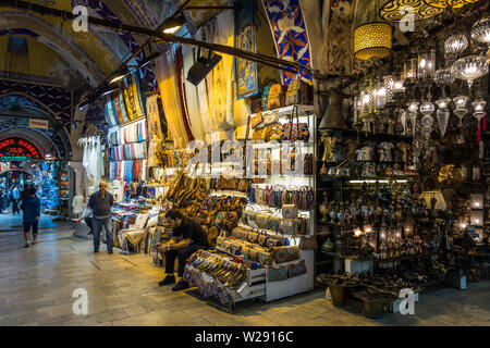 Der große Basar in Istanbul ist eine der ältesten und größten überdachten Märkte der Welt mit über 4.000 Geschäften. Istanbul, Türkei, Oktober 2018 Stockfoto