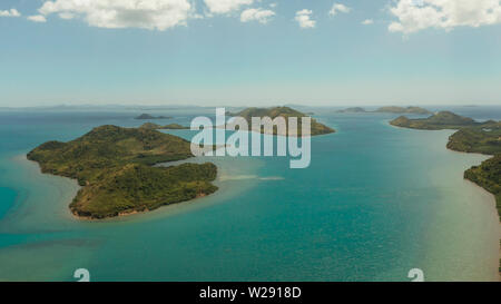 Luftbild kleine Insel Gruppe in der Provinz Palawan. Busuanga, Philippinen. Marine, Inseln bedeckt mit Wald, Meer mit blauem Wasser. tropische Landschaft, Reise Konzept Stockfoto