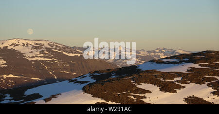 Blick vom Mount Nuolja in Nordschweden Mitternachtssonne. Stockfoto