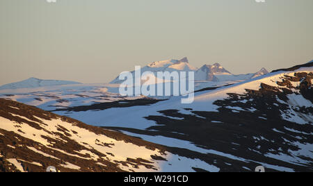 Blick vom Mount Nuolja in Nordschweden Mitternachtssonne. Stockfoto