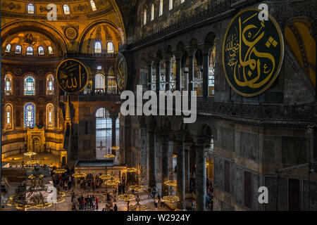 Innenraum blick auf Hagia Sophia mit ihrer prächtigen Architektur. Istanbul, Türkei, Oktober 2018 Stockfoto