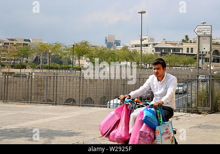 JERUSALEM, Israel - 20 SEPTEMBER 2017: Nicht identifizierte Junge auf dem Fahrrad auf der Straße von Jerusalem Stockfoto