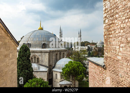 Stadtbild von der Hagia Sophia Basilika mit den typischen Kuppeln und Minaretten der Blauen Moschee im Hintergrund, Istanbul, Türkei Stockfoto