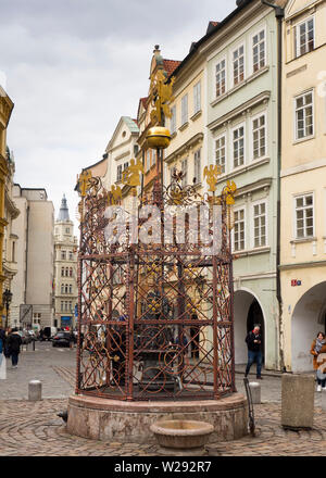 Malé náměstí einen kleinen Platz in der Altstadt von Prag in der Tschechischen Republik mit einem wunderschön verzierten Brunnen Stockfoto