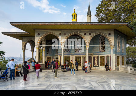 Touristischen Besuch der Bagdad Kiosk im Topkapi Palast. Istanbul, Türkei, Oktober 2018 Stockfoto