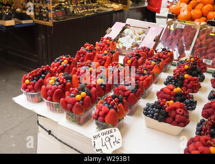 Körbe mit frischen Früchten und Beeren für den Verkauf in der Havelské tržiště Markt in der Altstadt, Stare Mesto, in Prag, Tschechische Republik Stockfoto
