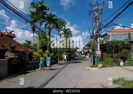 Ubud, Bali, Indonesien - 17. Mai 2019: Blick auf die Jalan Bilsma Straße einer der charakteristischsten Straßen im Zentrum von Ubud in Bali, Indonesien Stockfoto
